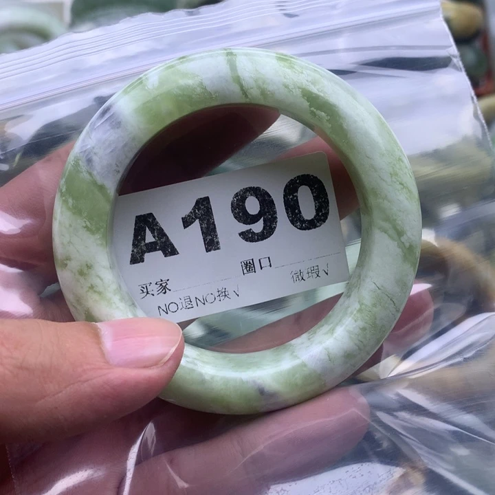 郁***道未镶嵌蛇纹石玉手镯