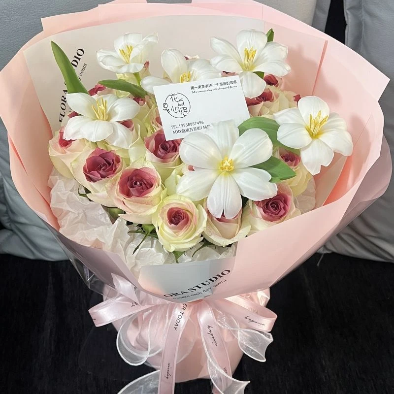 『爱你这件事/我愿意花点心思』33朵白玫瑰喷蜜桃色+6朵白色郁金香混搭花束网红花束送花上门