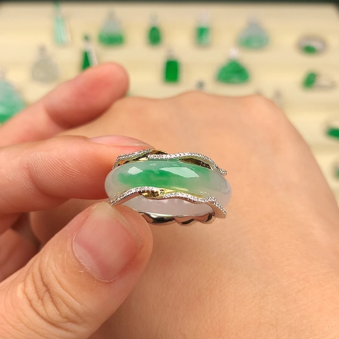 18K金镶嵌戒指翡翠缅料