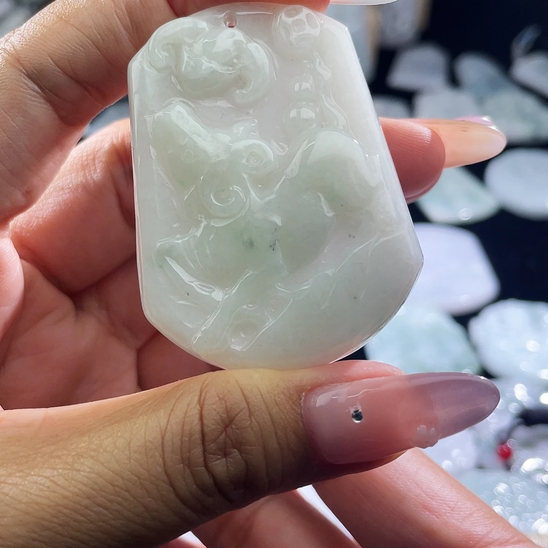 翡翠未镶嵌颈饰牛牌