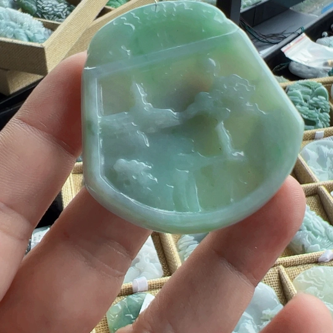 翡翠未镶嵌颈饰山水