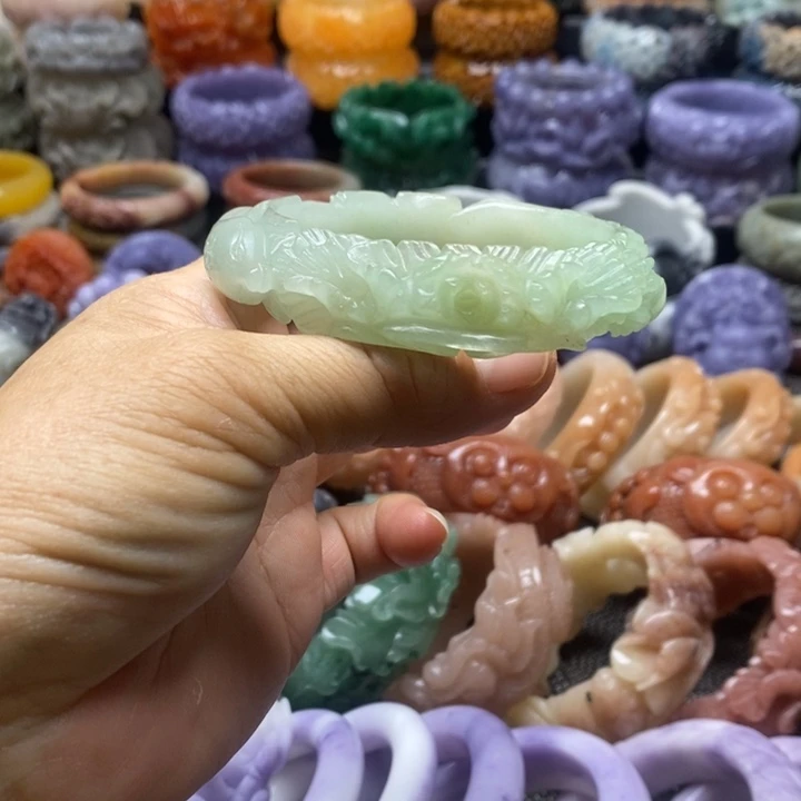 未镶嵌手镯石英质玉（佘太翠）