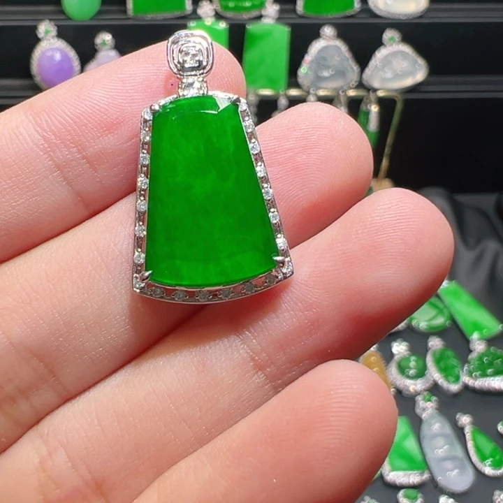 颈饰18K金镶嵌翡翠