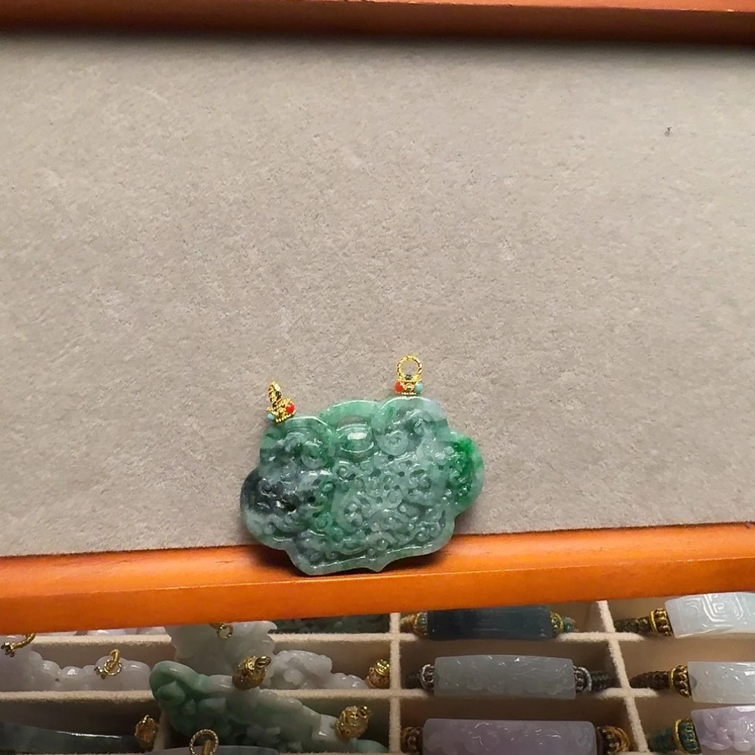 翡翠未镶嵌吊坠(赠链)