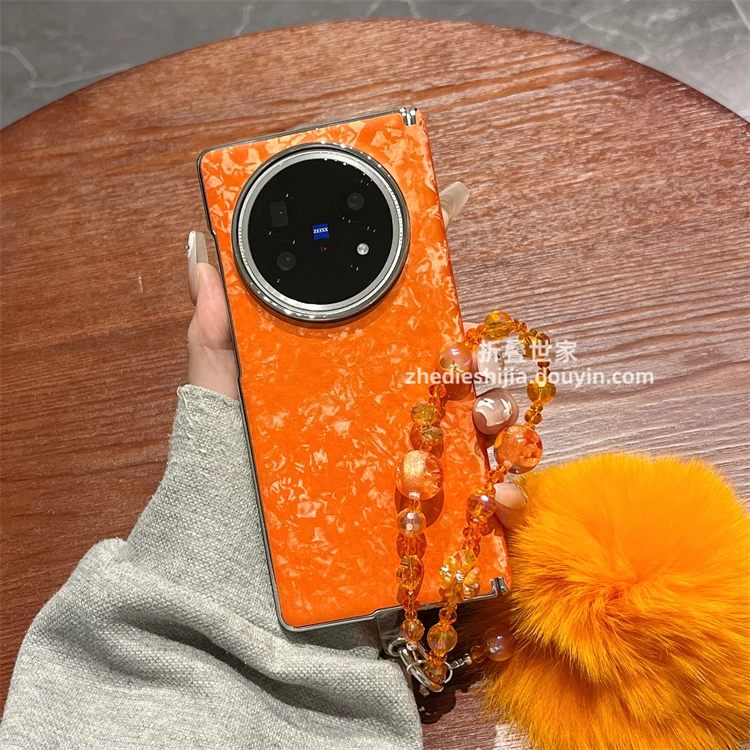 适用vivo x fold5手机壳xfold3pro橙色皮纹毛球手链磁吸中轴保护