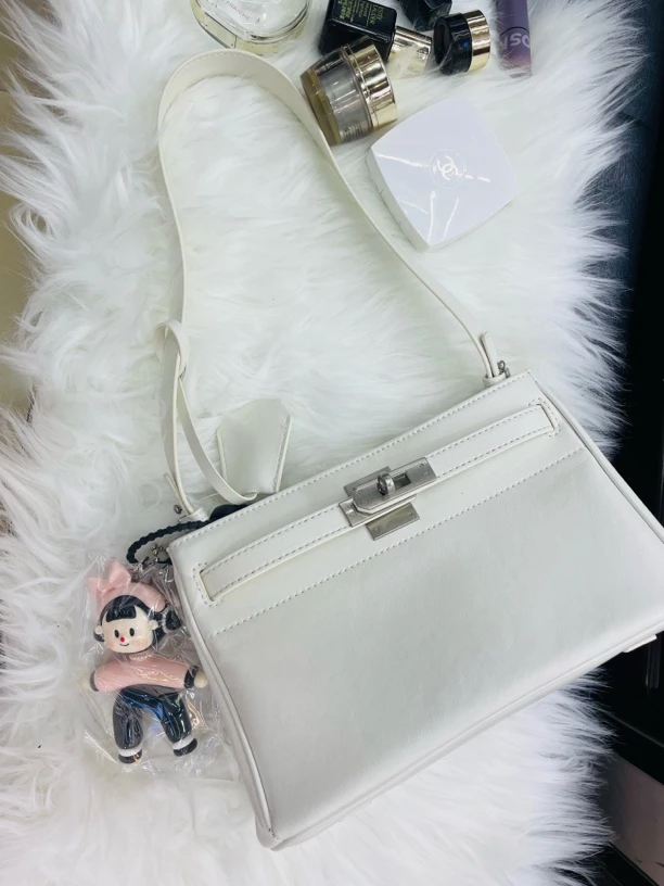 通勤风锁扣磁扣一体式复古单肩包百搭时尚白色小包包斜挎包包轻奢