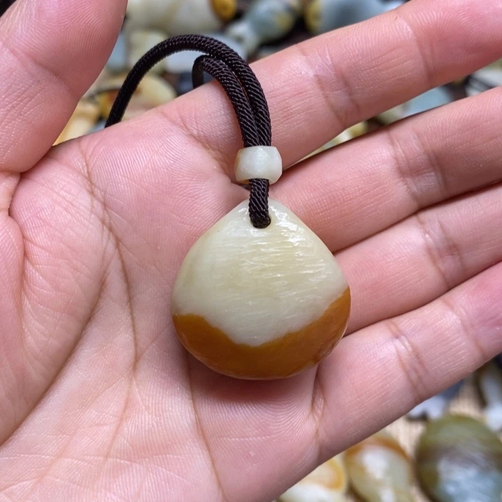 蛇纹石玉未镶嵌颈饰