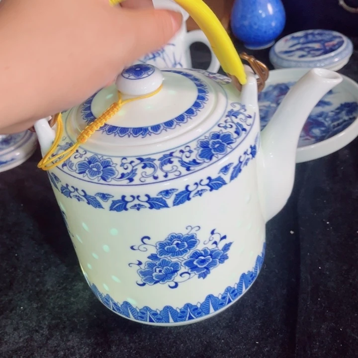 青花玲珑牡丹花提梁壶