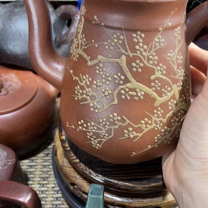 茶壶紫砂原矿泥料手工制作的一把紫砂壶。
