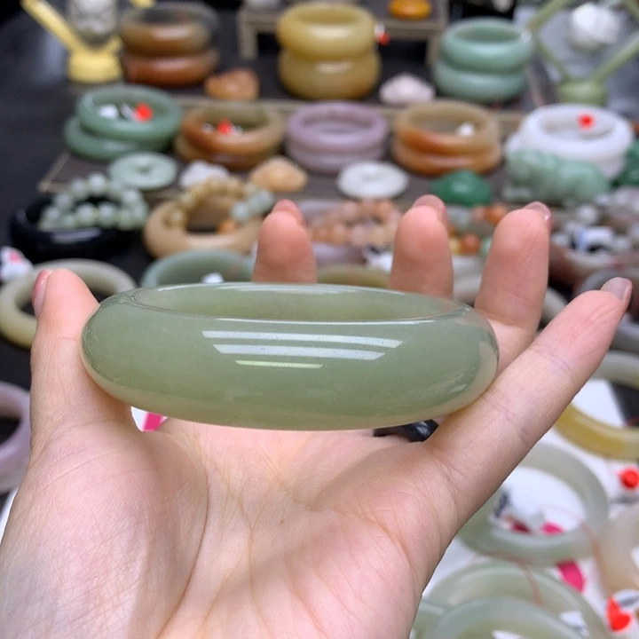 石英质玉手镯未镶嵌