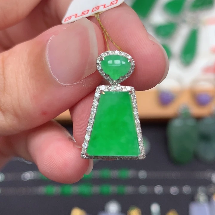 颈饰18K金镶嵌翡翠翡翠