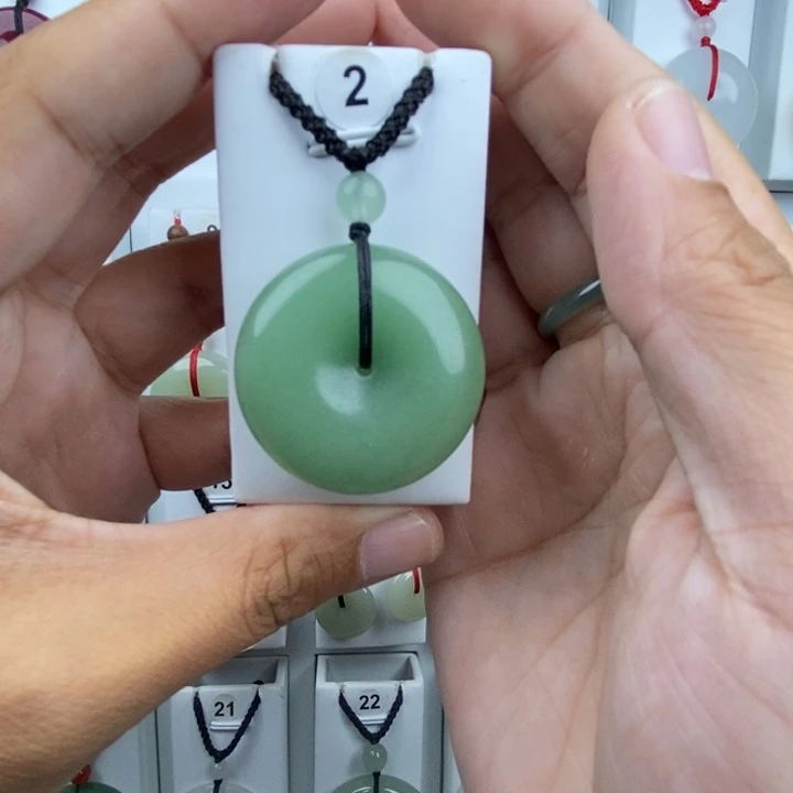 刘***秀颈饰未镶嵌石英质玉