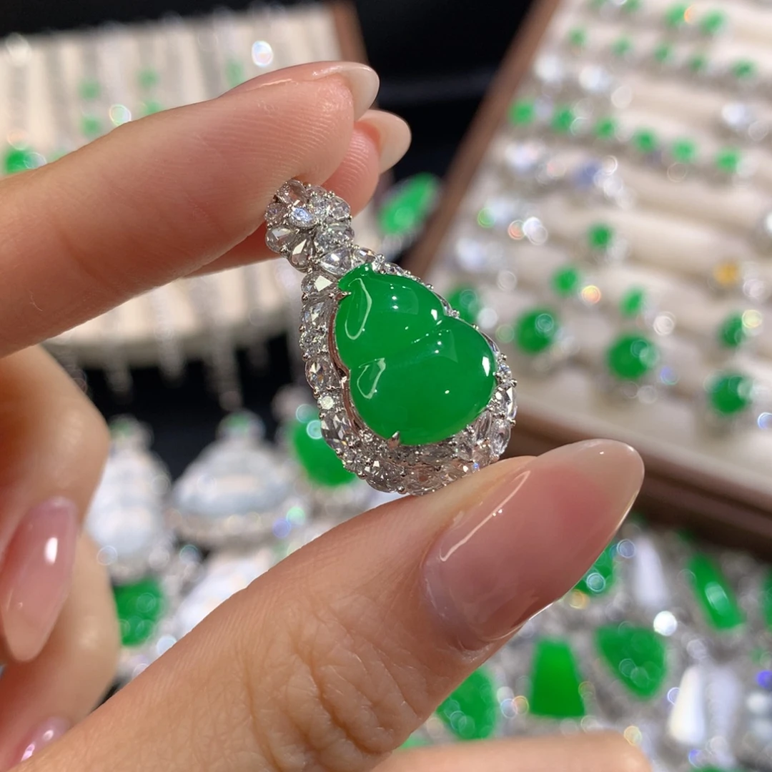 翡翠18K金镶嵌颈饰葫芦