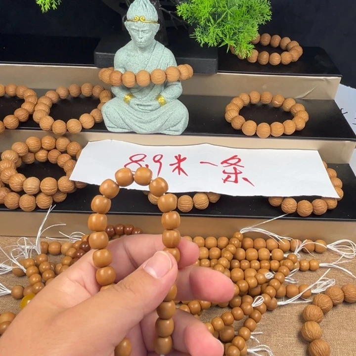 宇****桃核吊坠猴头批发