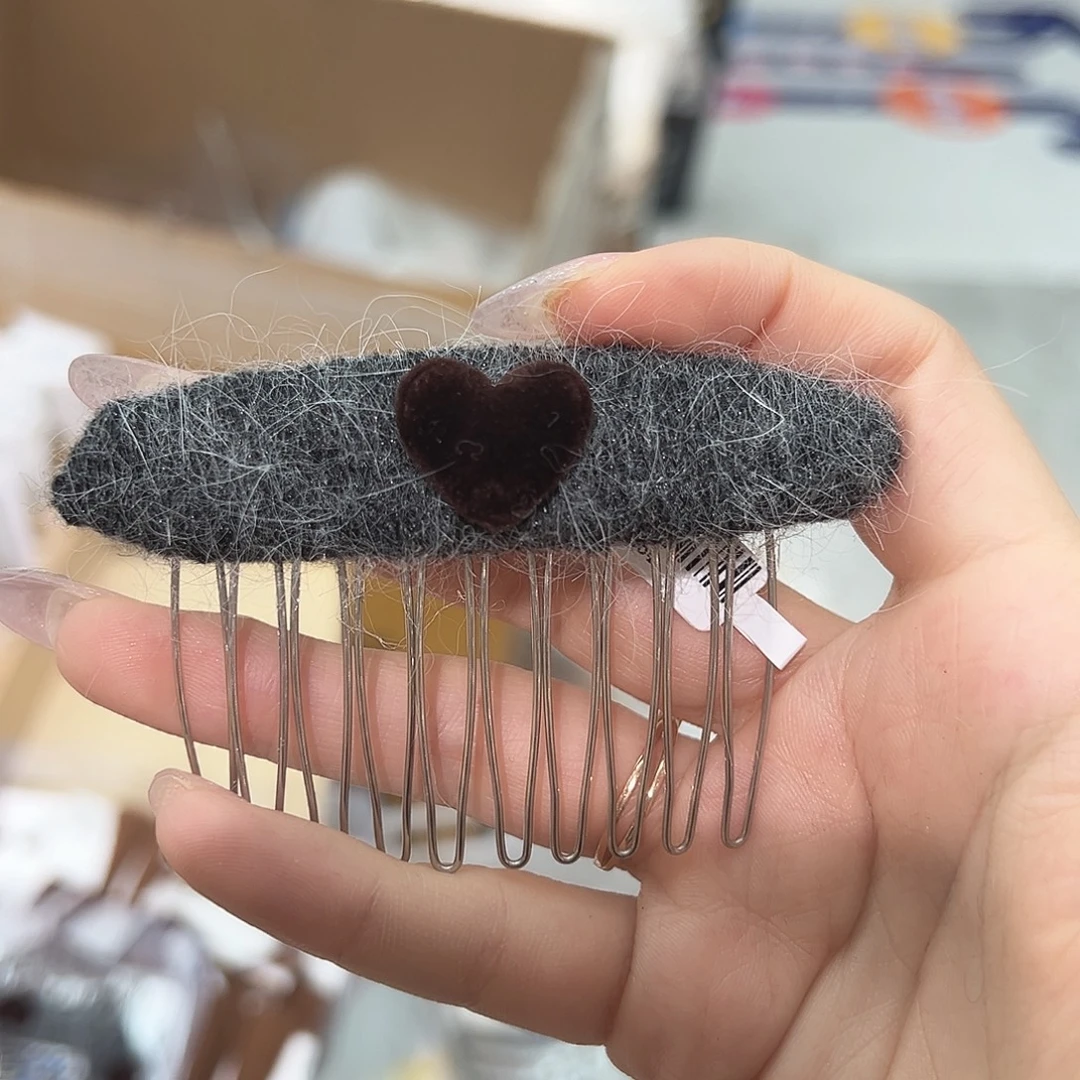 皮质铁合金灰色爱心插梳