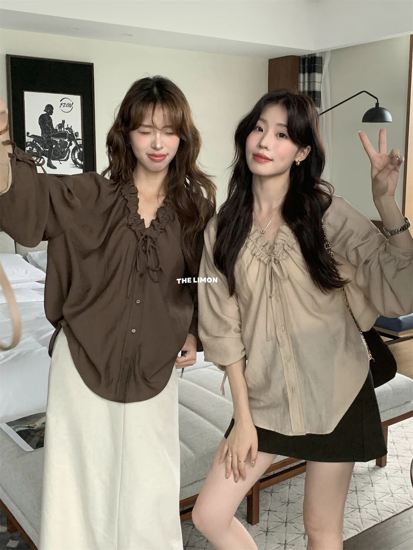 2025年秋季新款Chic高级感木耳边V领设计感长袖小衫法式复古打底