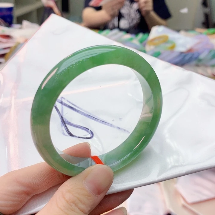 翡翠手镯未镶嵌翡翠手镯
