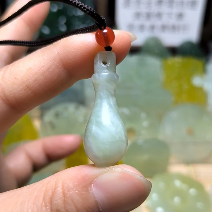 蛇纹石玉颈饰未镶嵌白*