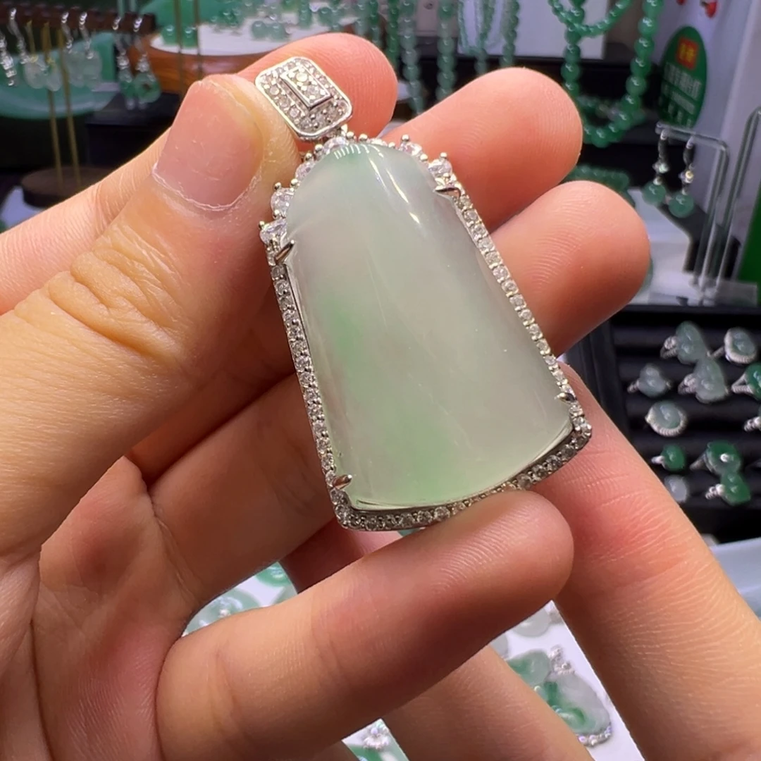 石英质玉（非洲翠）未镶嵌颈饰