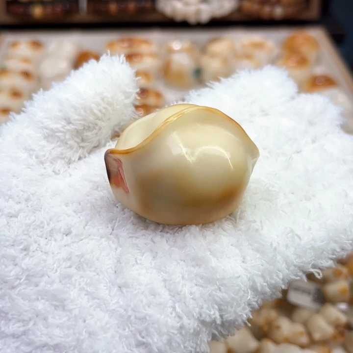 白玉菩提把件92 象牙果原果雕刻大饺子手把件