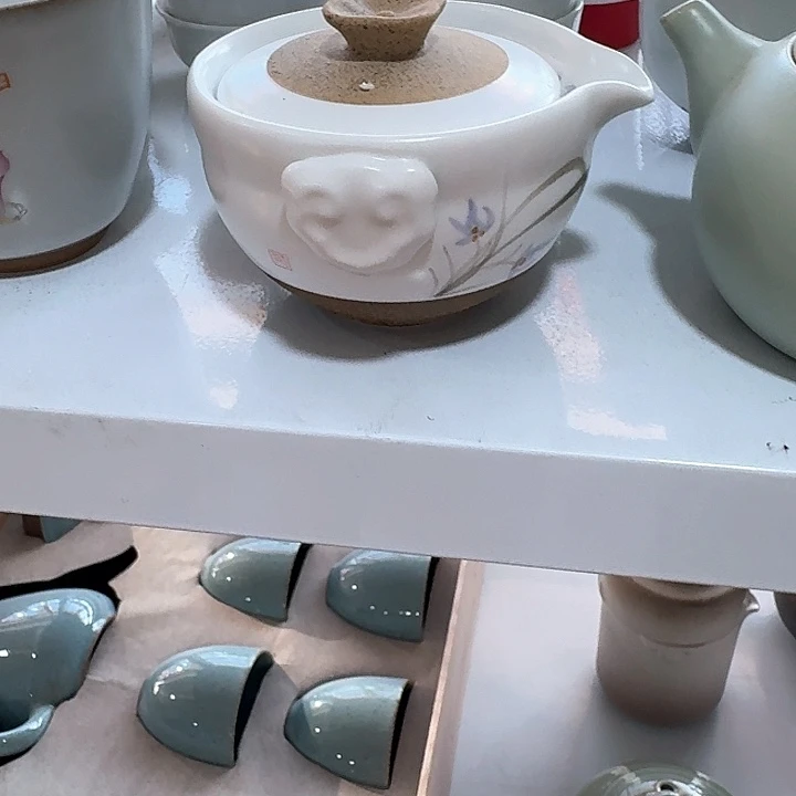 主人杯一个，瓷。品茗瓷