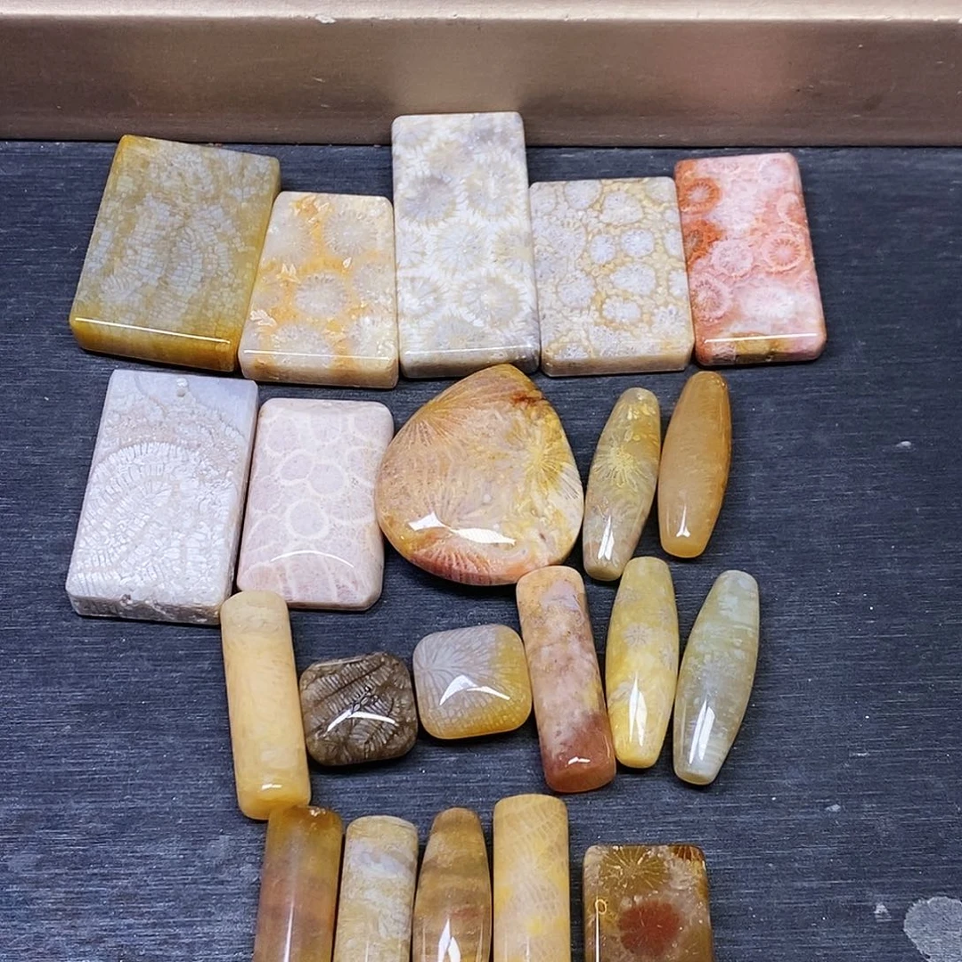 楚***缘查罗石合金颈饰吊坠