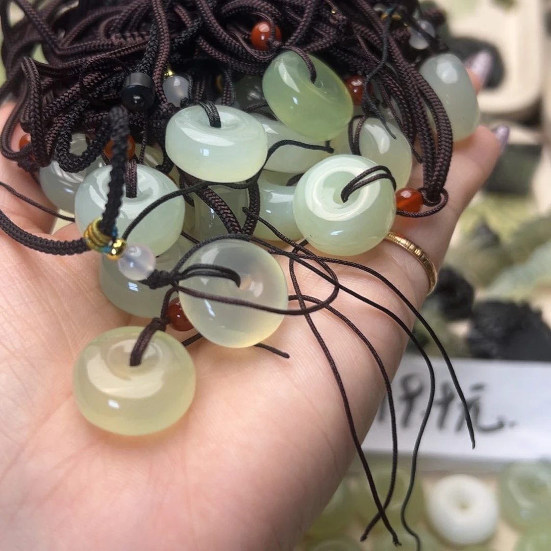 蛇纹石玉颈饰合金