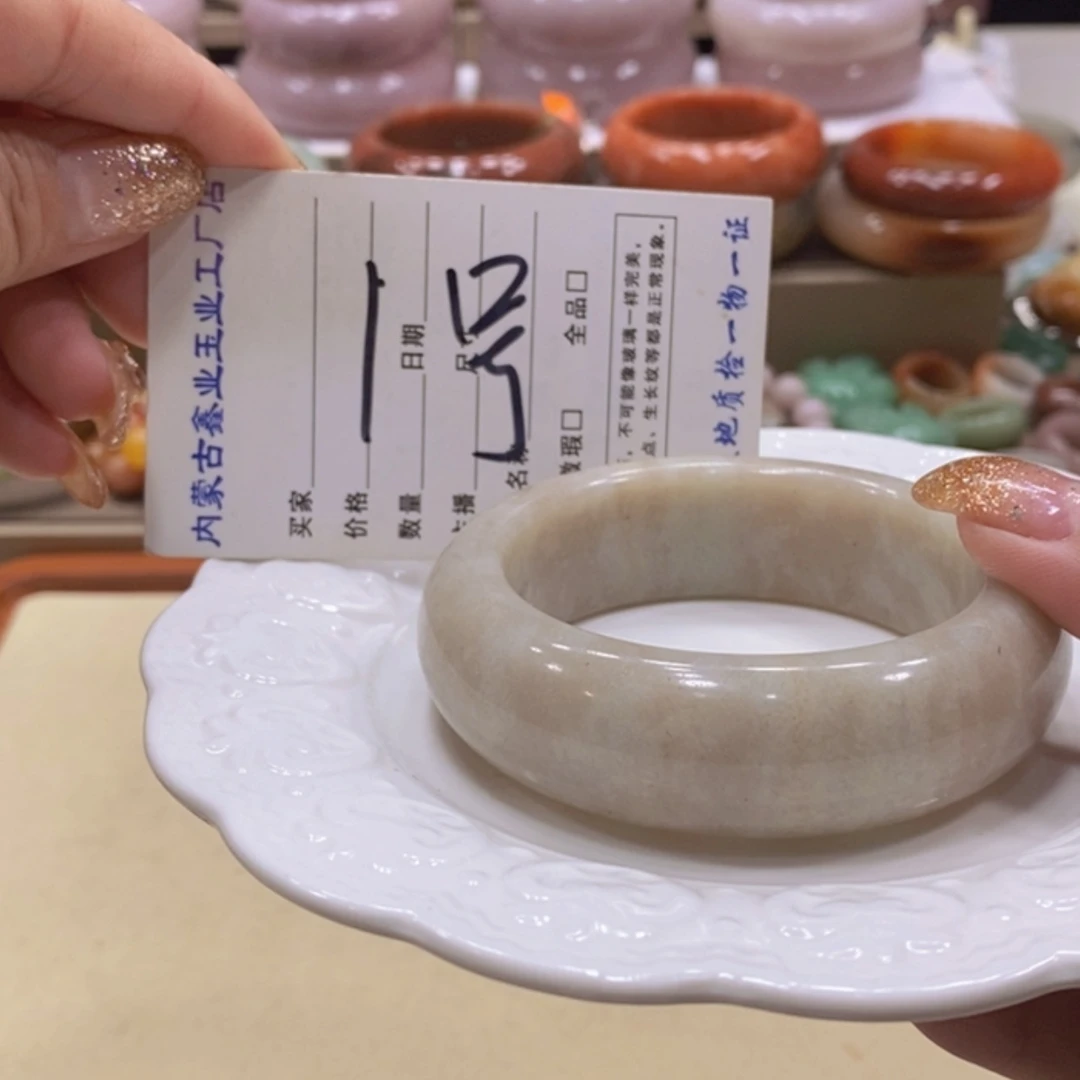 【闪购商品】未镶嵌手镯石英质玉