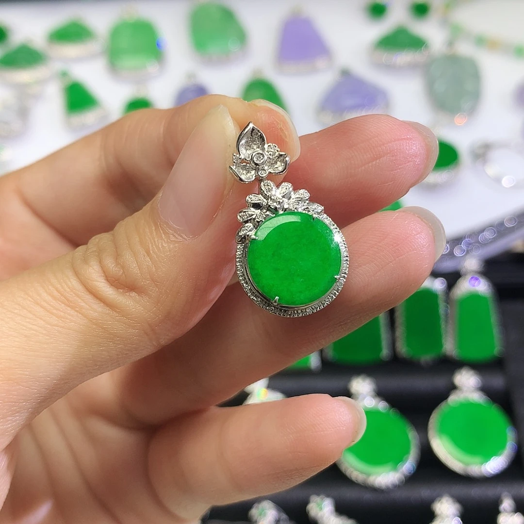 颈饰18K金镶嵌翡翠