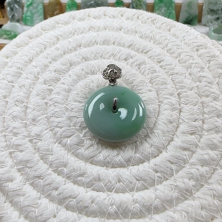 翡翠未镶嵌颈饰平安扣