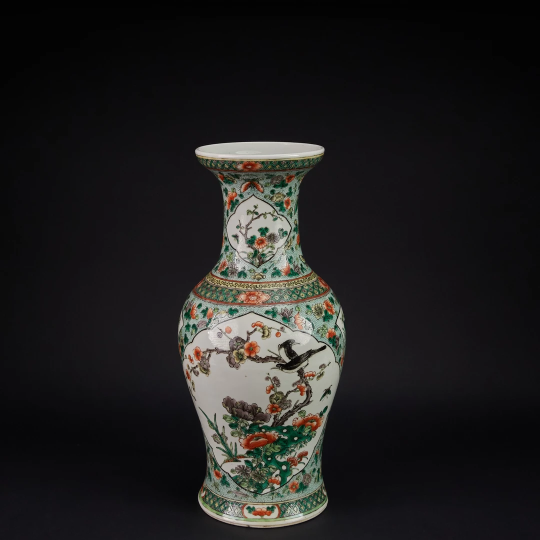 LOT010207 五彩花蝶纹大瓶