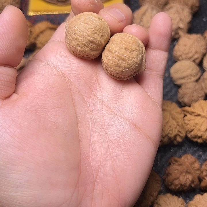文玩核桃吊坠野生瓷娃娃