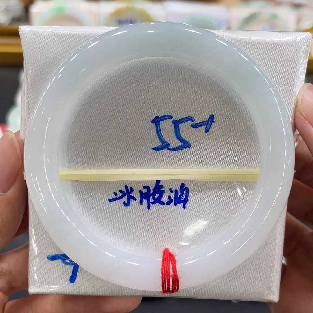 翡翠手镯未镶嵌翡翠