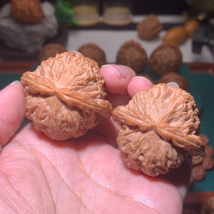 文玩核桃吊坠白狮子