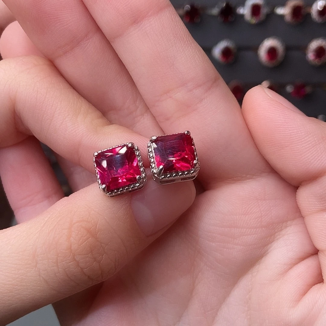 银S925镶嵌红宝石耳饰