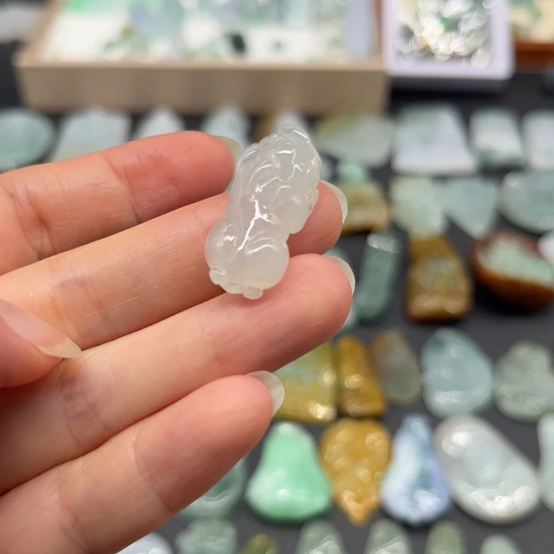 翡翠未镶嵌颈饰貔貅