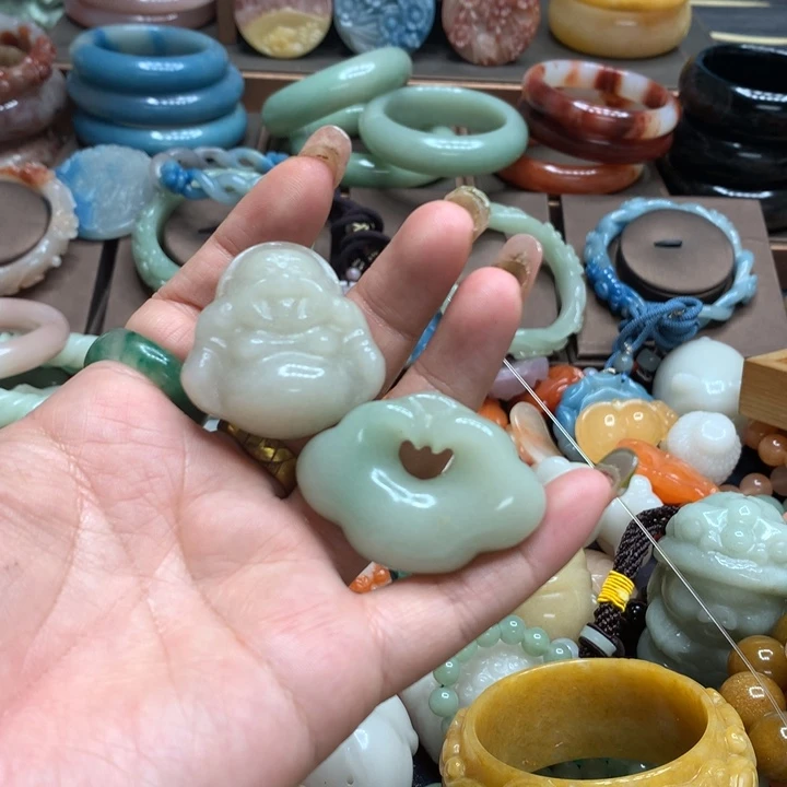 *****石英质玉（黄龙玉）合金颈饰