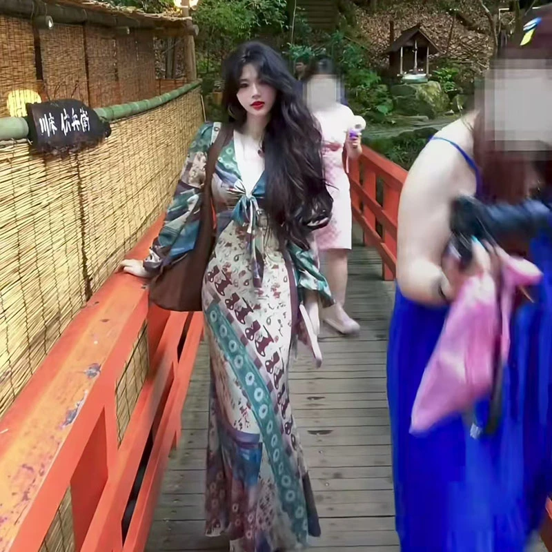 超好看秋夏季穿搭印花裙2025年新款气质复古长袖V领显瘦连衣裙女