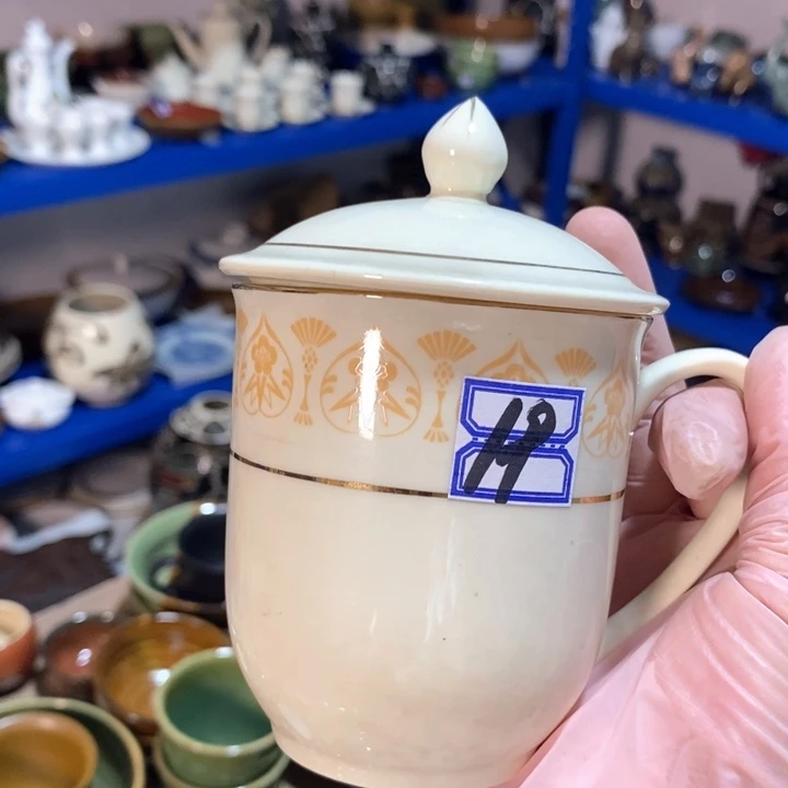 瓷片春蕾牙黄瓷盖杯