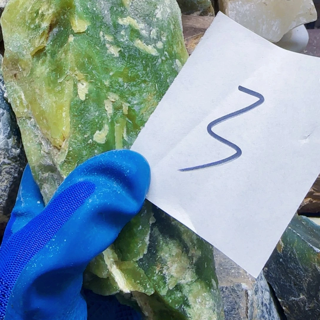 发***富蛇纹石玉未镶嵌原石