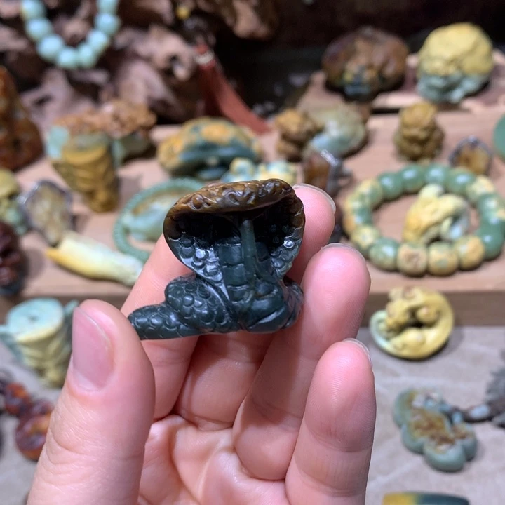 未镶嵌岫岩河磨玉（透闪石质玉）把件