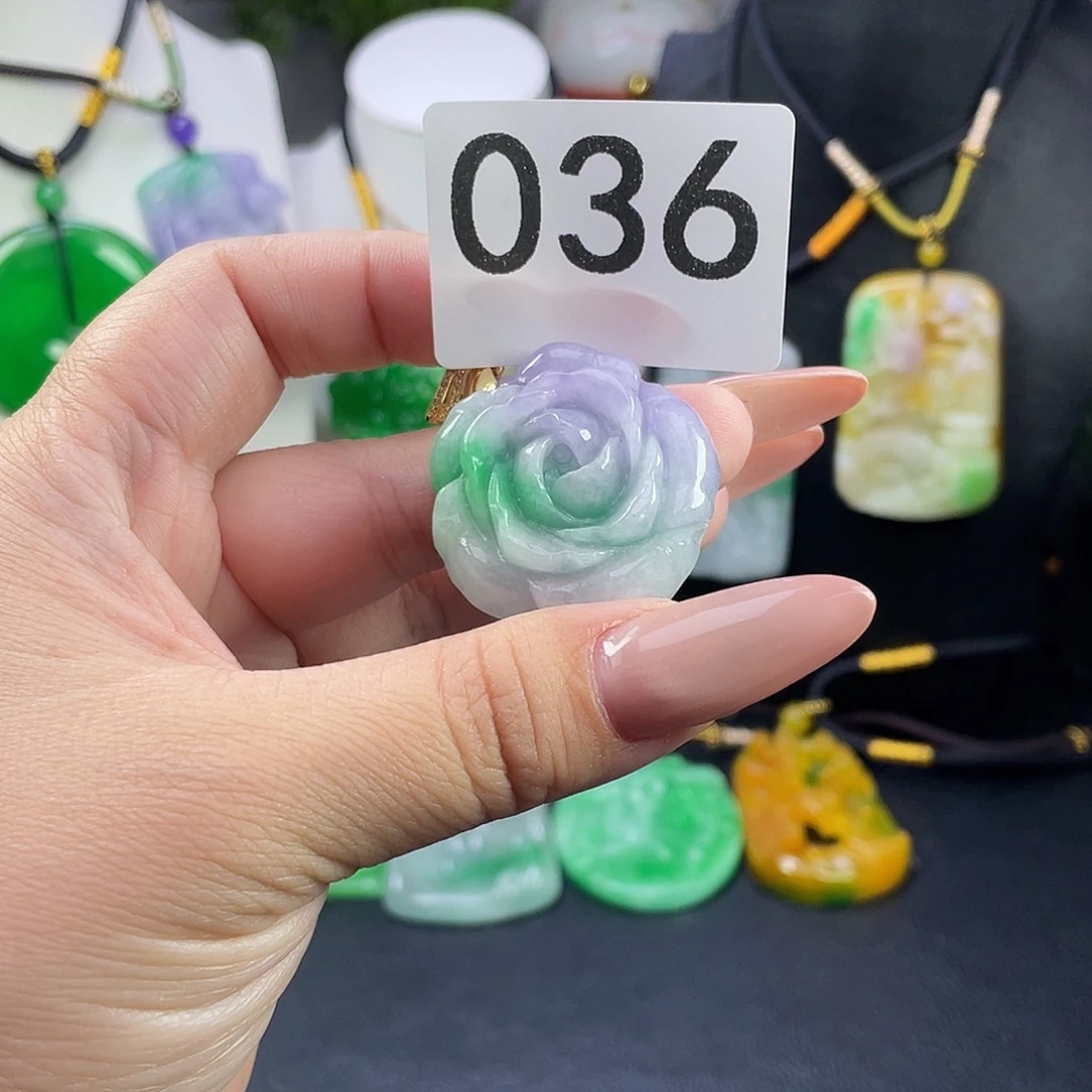 翡翠未镶嵌吊坠(赠链)