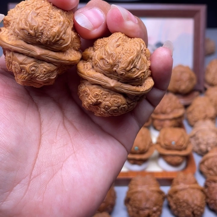 凌***星蛤蟆头雕刻的金蟾