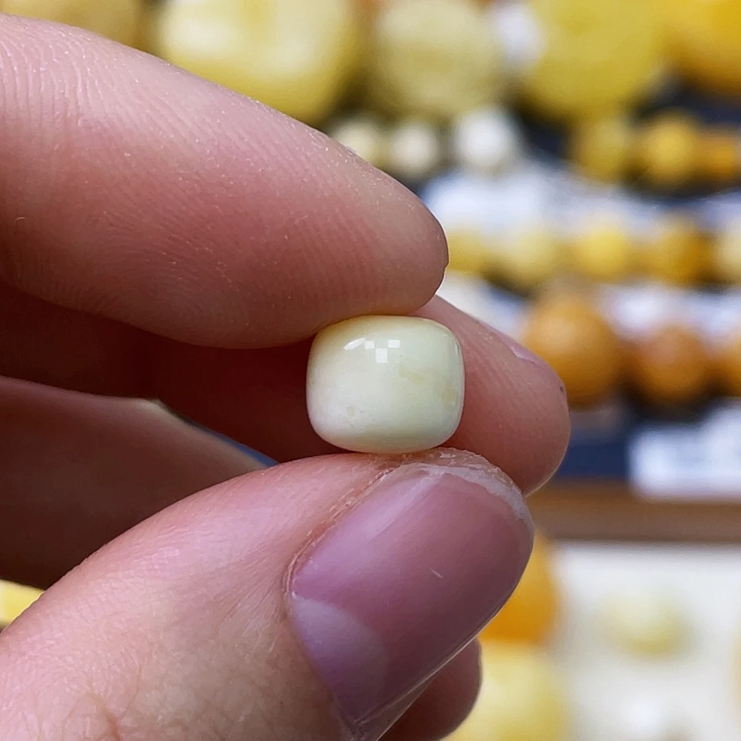 蜜蜡未镶嵌珠宝奇石8.2*7.1mm瓷白浓蜡 瑕疵福利