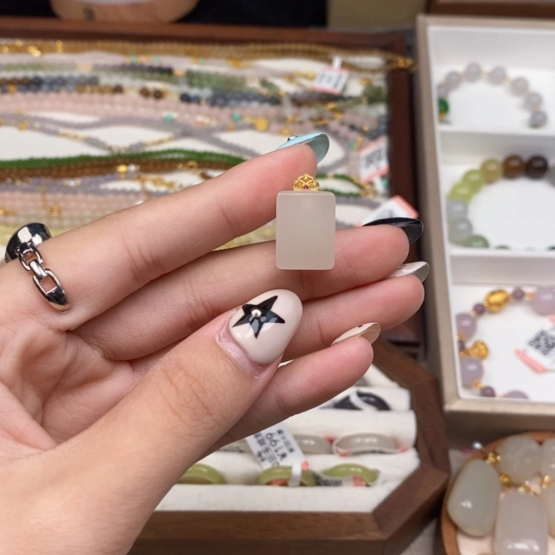 颈饰18K金镶嵌和田玉无事牌