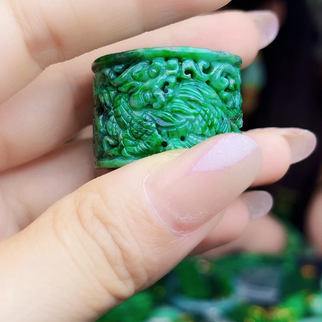 翡翠未镶嵌颈饰多样性