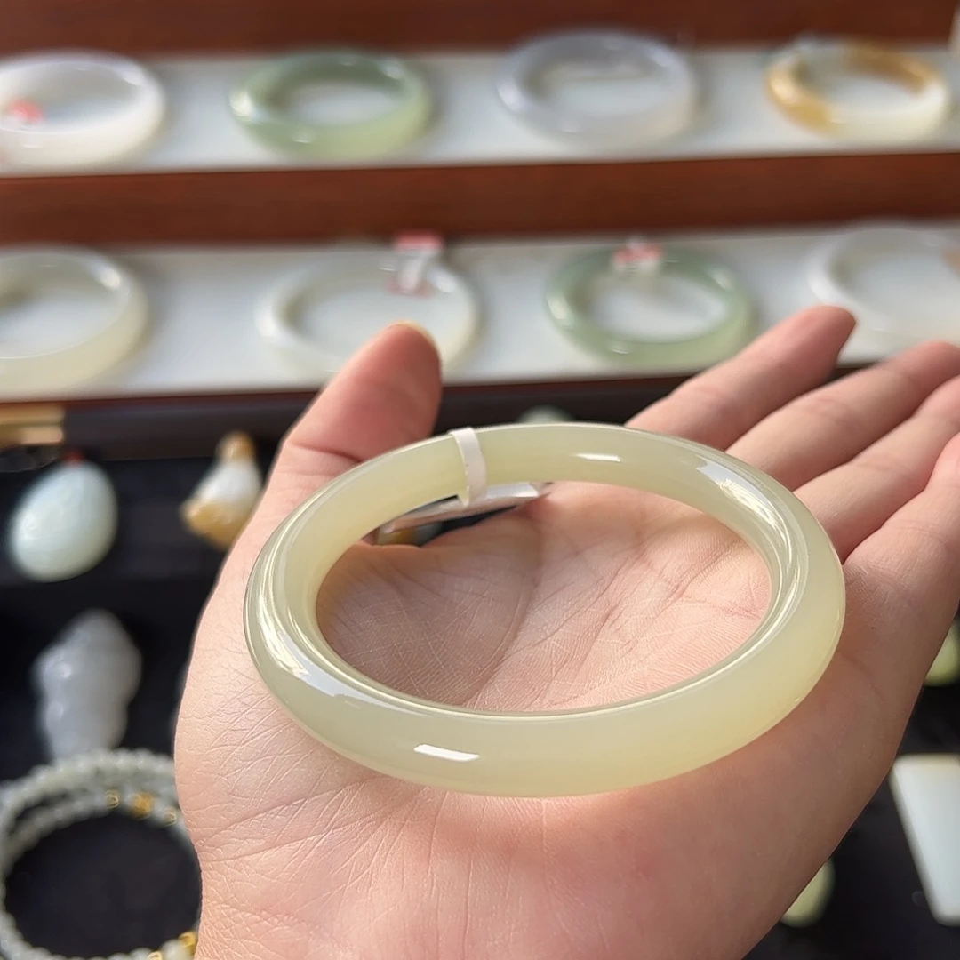 和田玉未镶嵌手镯