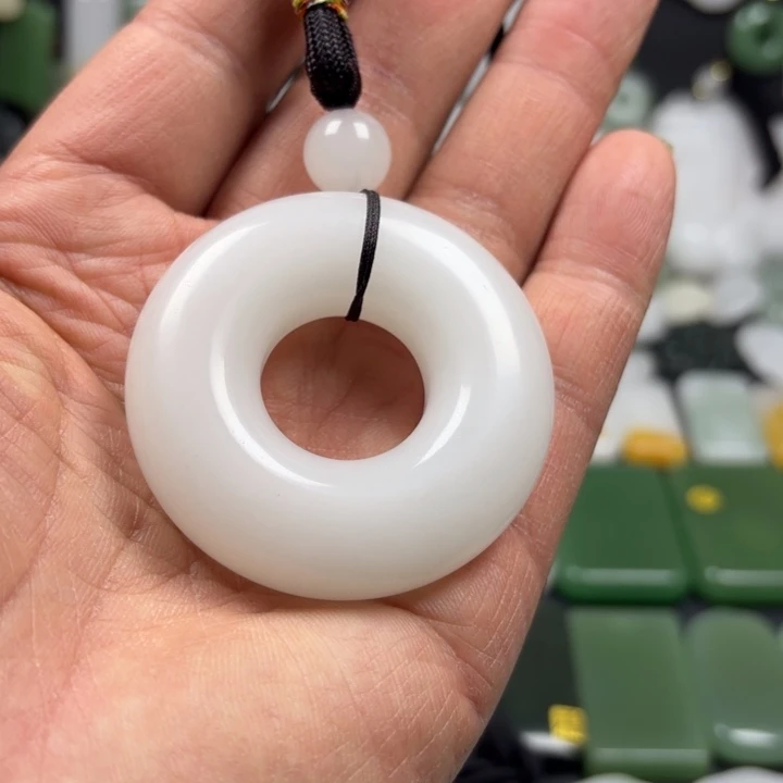 石英质玉（金丝玉）未镶嵌颈饰