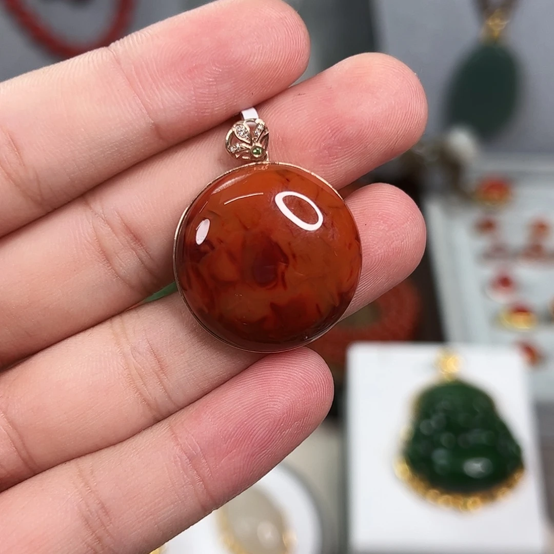 18K金镶嵌吊坠南红玛瑙