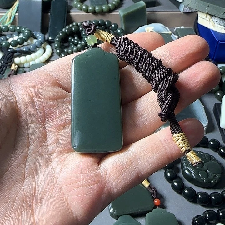 颈饰未镶嵌和田玉（青玉）